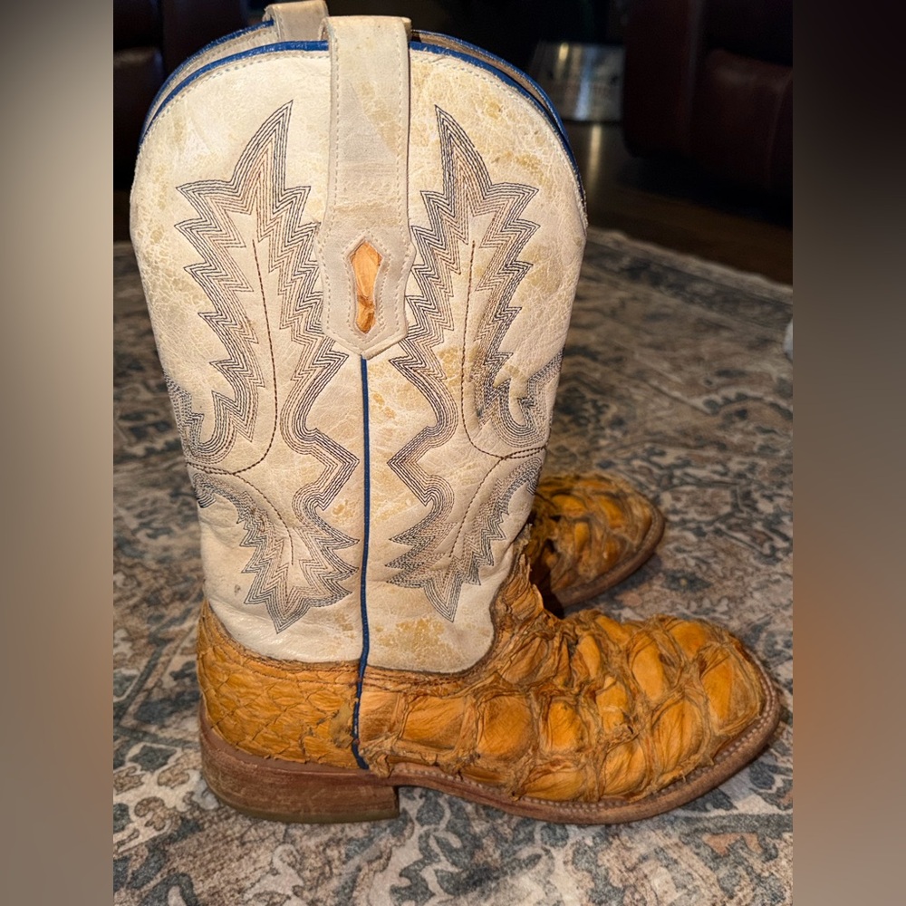 MEN'S EMBROIDERY COGNAC PIRARUCU WHITE SQUARE TOE RODEO COWBOY BOOT SIZE 9.5 D